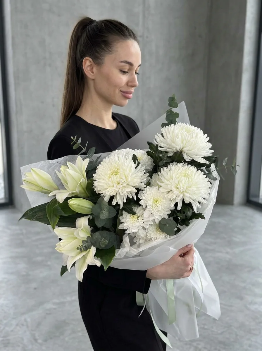 Воздушная композиция из лилии и хризантем «Белый ветер» — фото 2