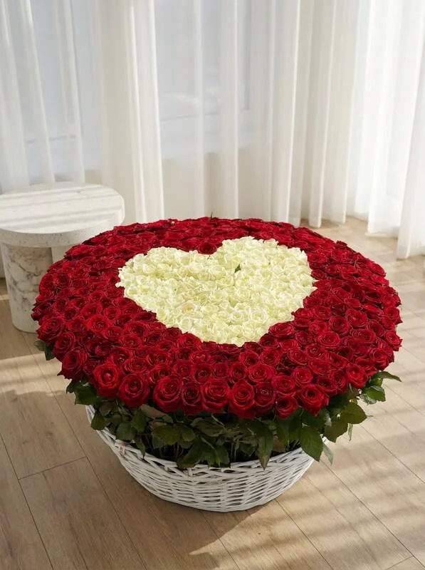 Корзина из Роз "Белое Сердце"