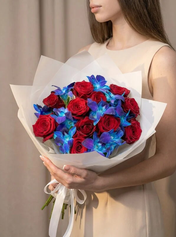 Букет «Вселенная» из роз и дендробиума