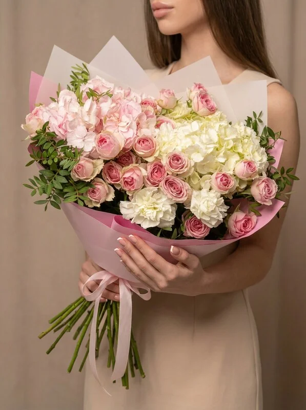 Букет «Гармония» из кустовых роз и гортензии