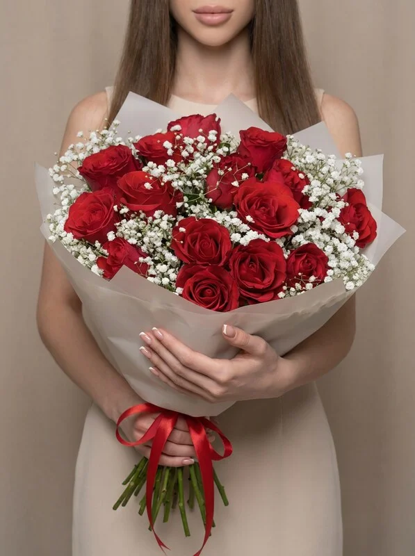 Букет из красных роз и гипсофилы «Мадам»
