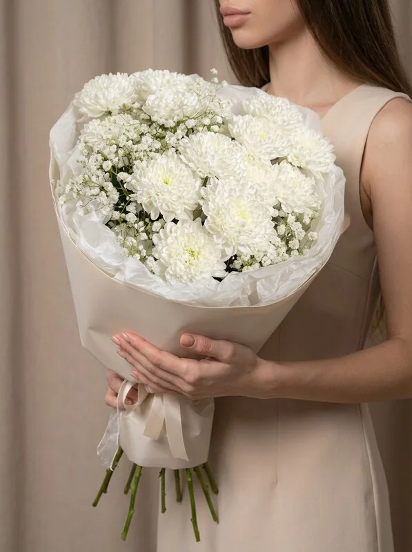 Букет цветов из хризантемы и гипсофилы «Нежность»