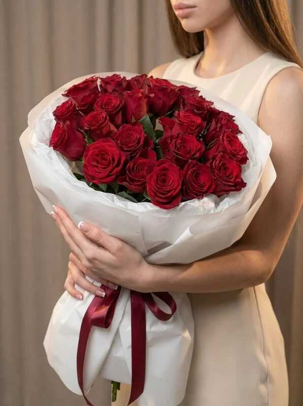 Элегантный букет цветов из красных роз в дизайнерской упаковке