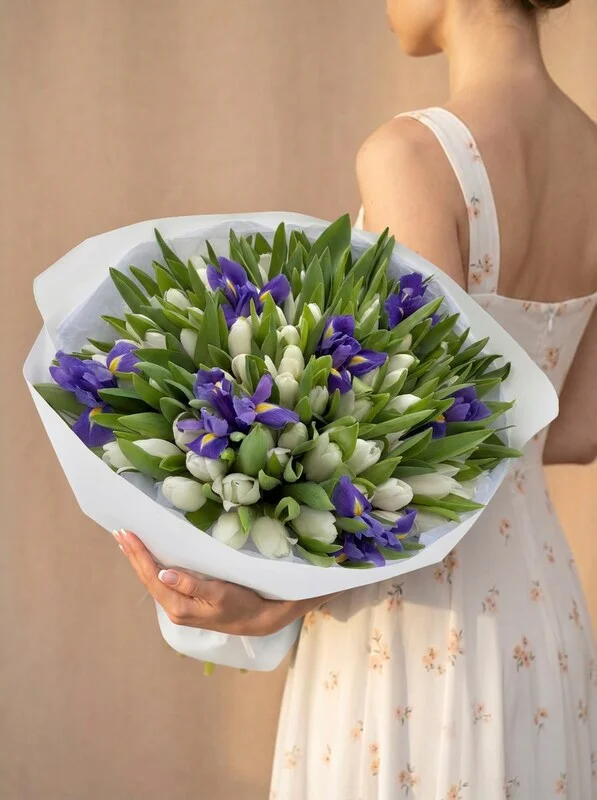 Букет из белых тюльпанов с ирисом «Искра»