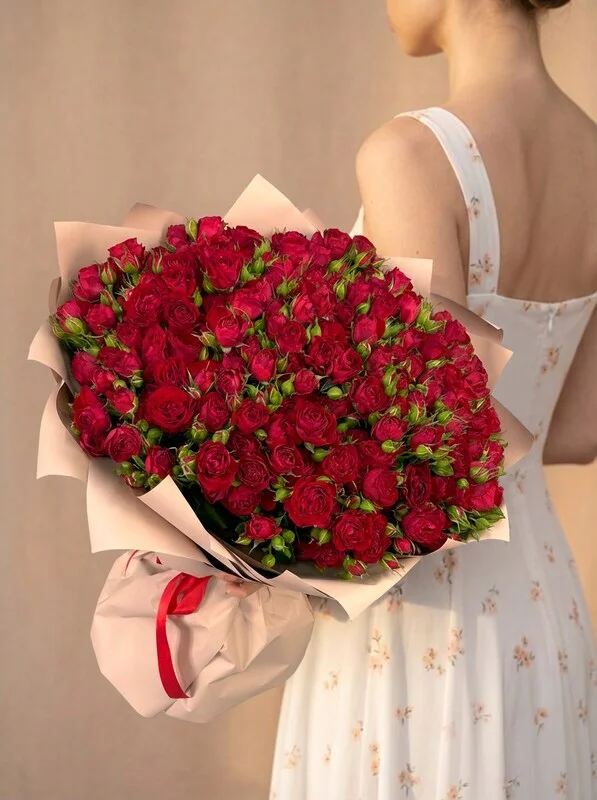 Пышный букет из кустовой розы «Рэд баблс», 51 шт