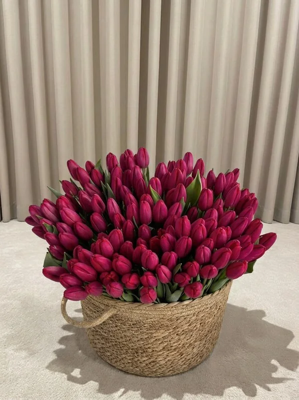 Корзина из малиновых тюльпанов, 101 шт
