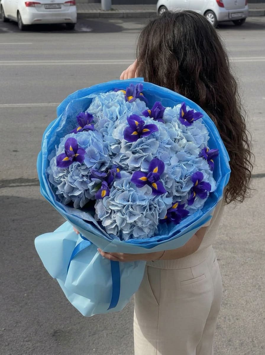 Синий импульс: букет из ирисов и гортензии